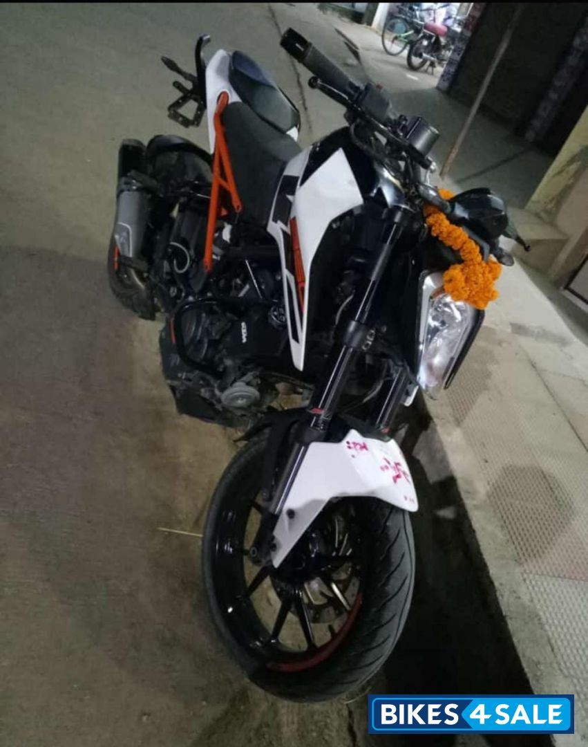 White KTM Duke 250 White KTM Duke 250