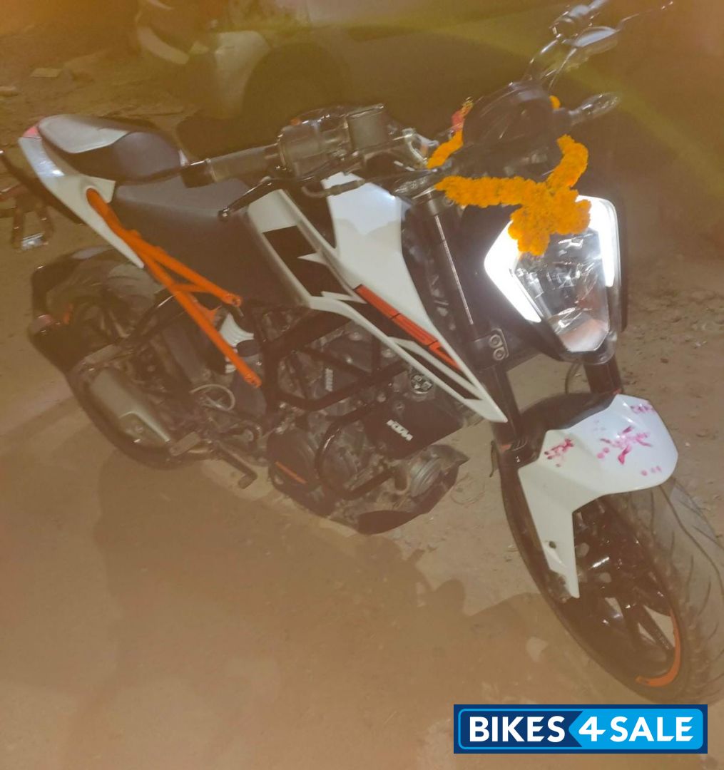 White KTM Duke 250 White KTM Duke 250
