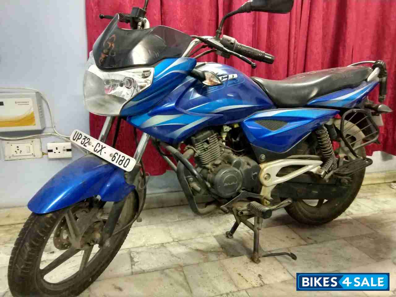 Metallic Blue Bajaj XCD 135 DTS-Si