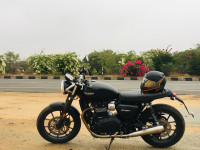 Matt Black Triumph Street Twin