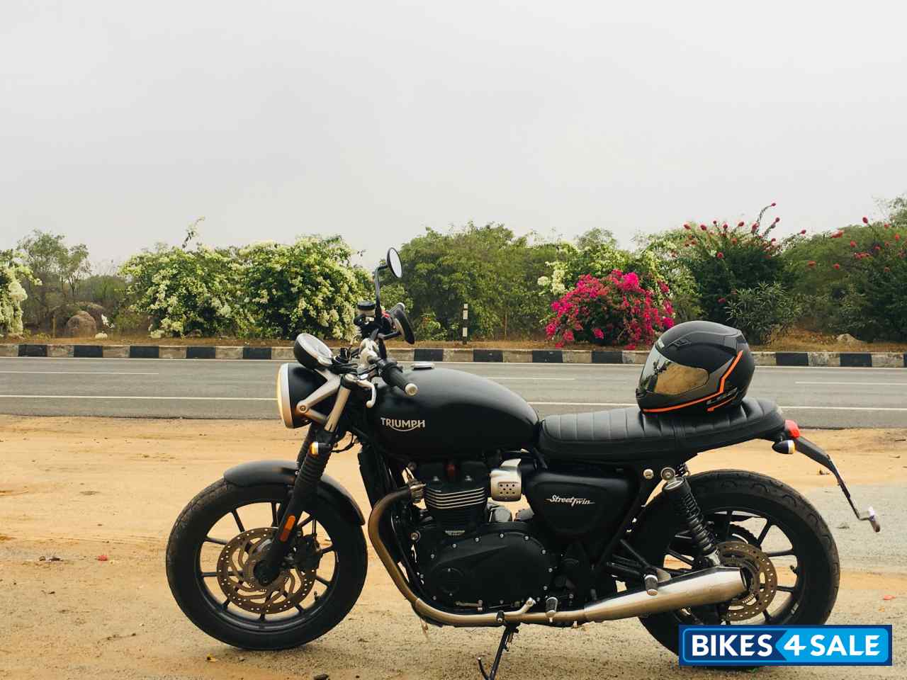 Matt Black Triumph Street Twin