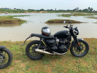 Matt Black Triumph Street Twin