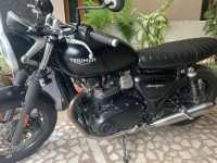 Matt Black Triumph Street Twin