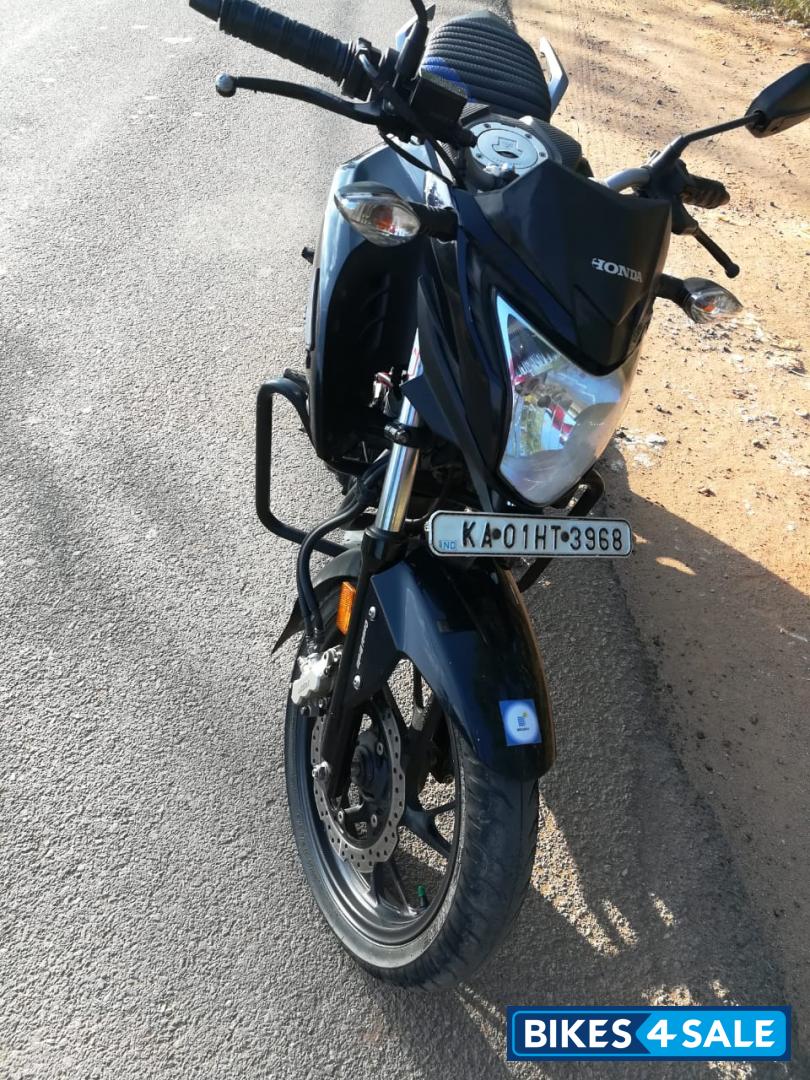 Blue Honda CB Hornet 160R Blue Honda CB Hornet 160R