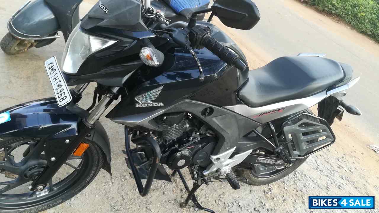 Blue Honda CB Hornet 160R Blue Honda CB Hornet 160R