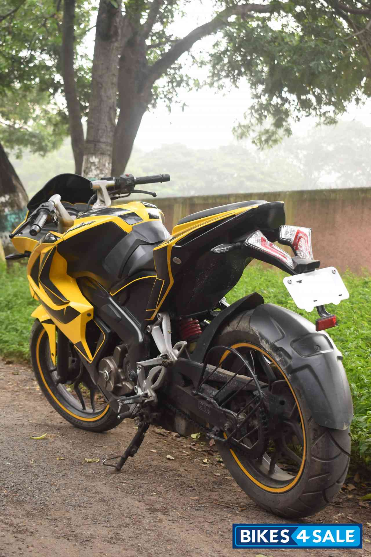 Rs 200 deals bike yellow colour