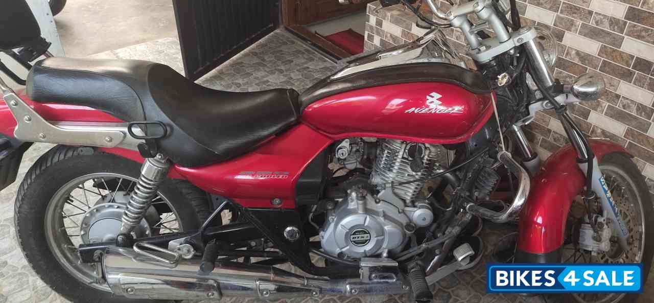 Red Bajaj Avenger 220 DTS-i
