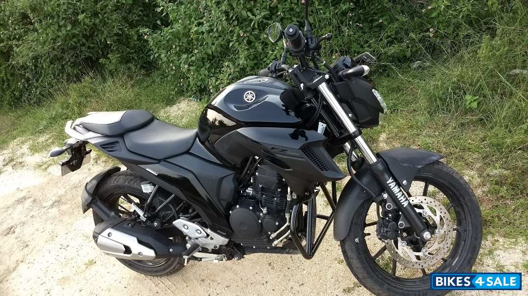 Black Yamaha FZ25