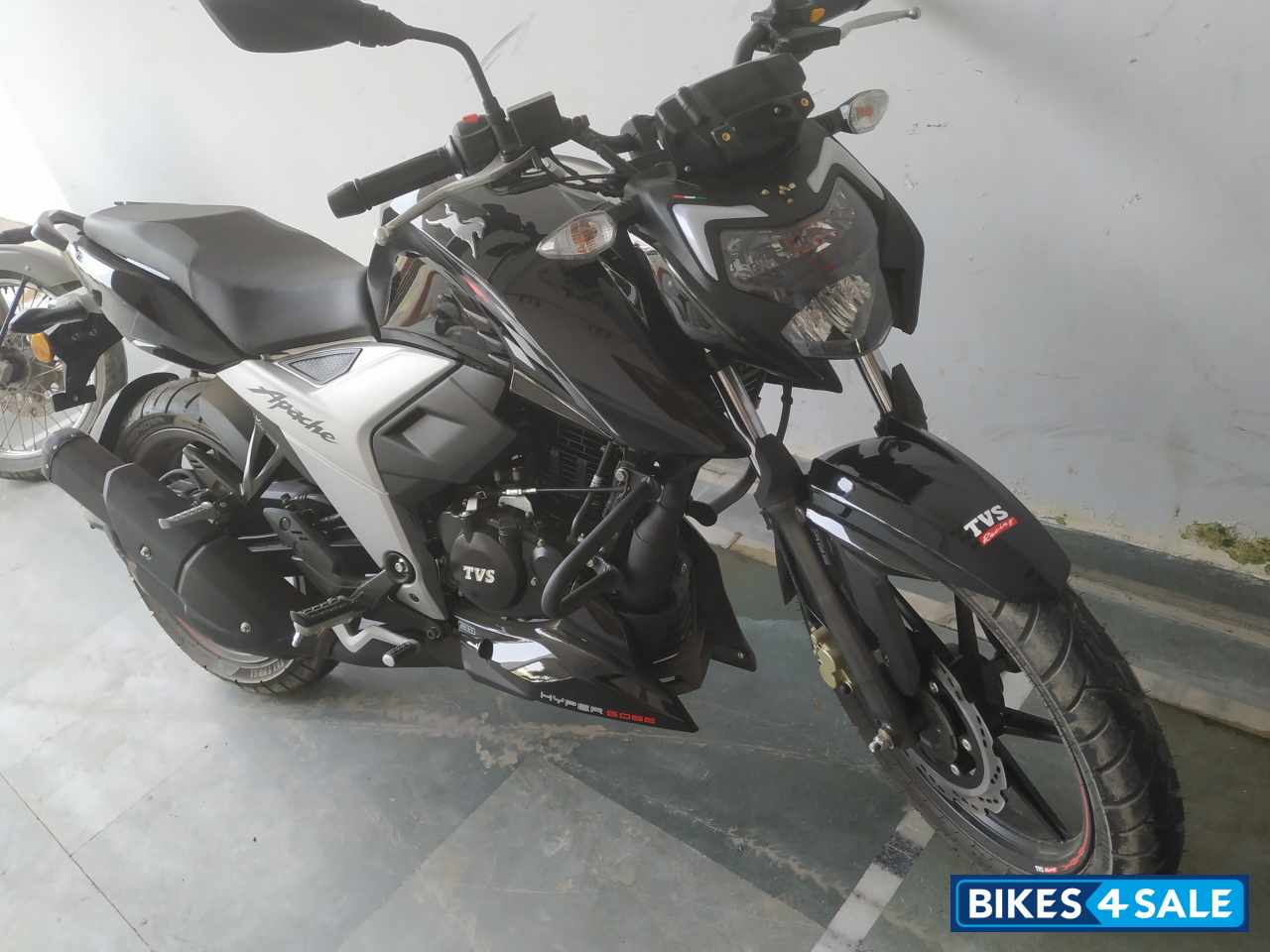 Black Tvs Apache Rtr 160 4v Bs6 Picture 3 Bike Id 2615 Bike Located In Lucknow Bikes4sale