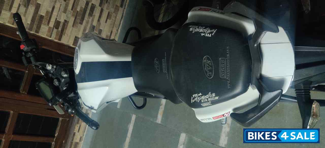 White TVS Apache RTR 200 4V White TVS Apache RTR 200 4V