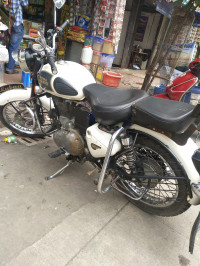 White Royal Enfield Classic 350