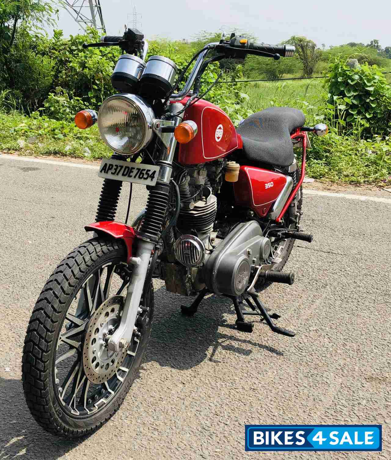 Red Royal Enfield Thunderbird 350