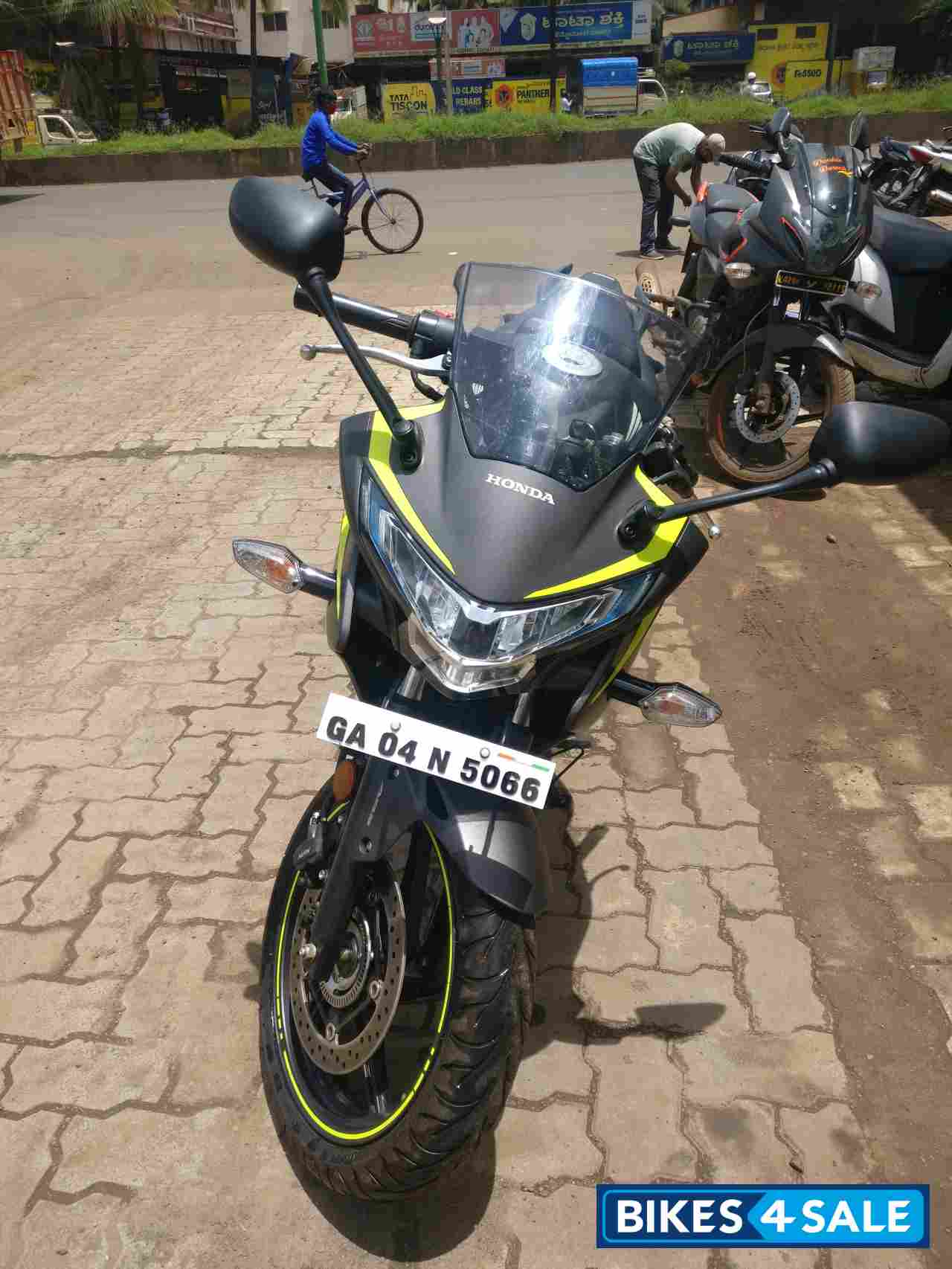 Green Stripping Honda CBR 250R ABS Green Stripping Honda CBR 250R ABS