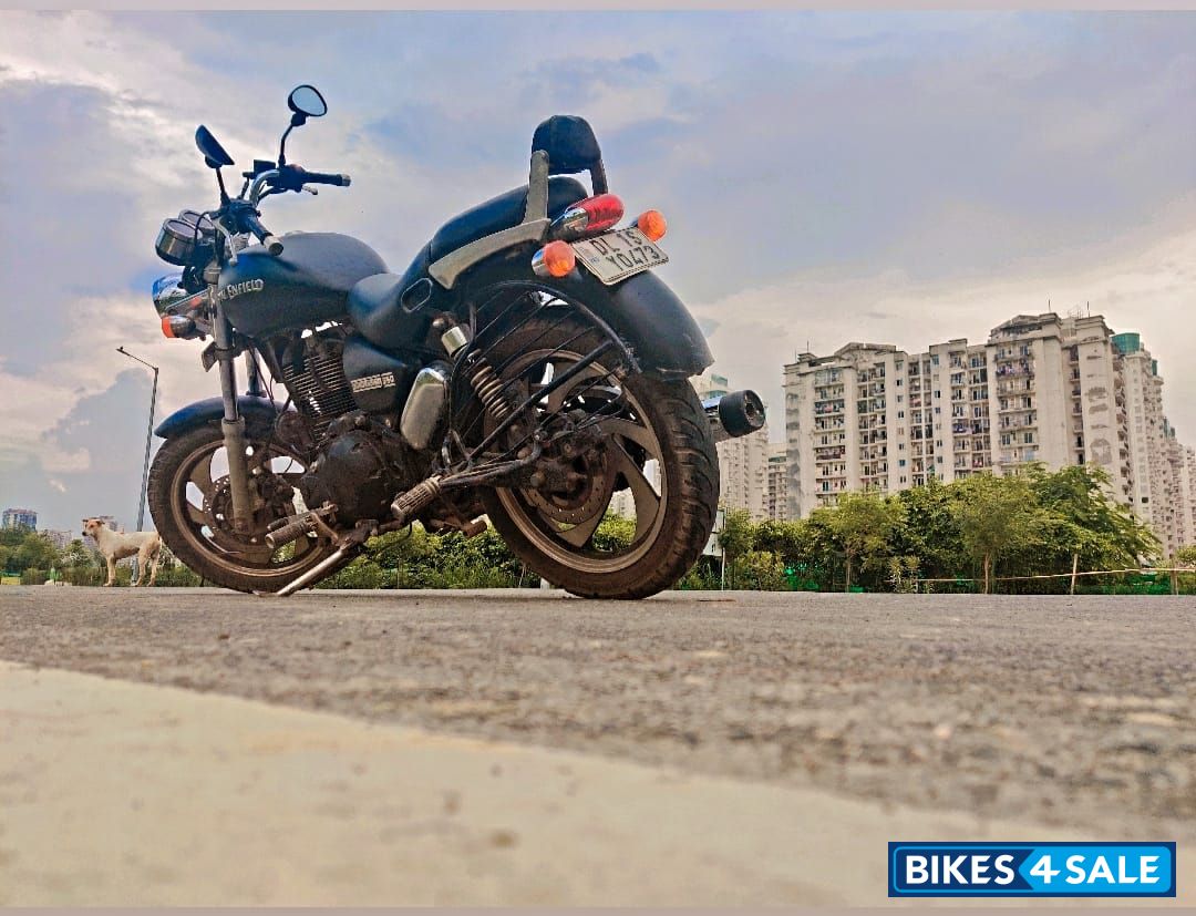 Black Royal Enfield Thunderbird 350 Black Royal Enfield Thunderbird 350