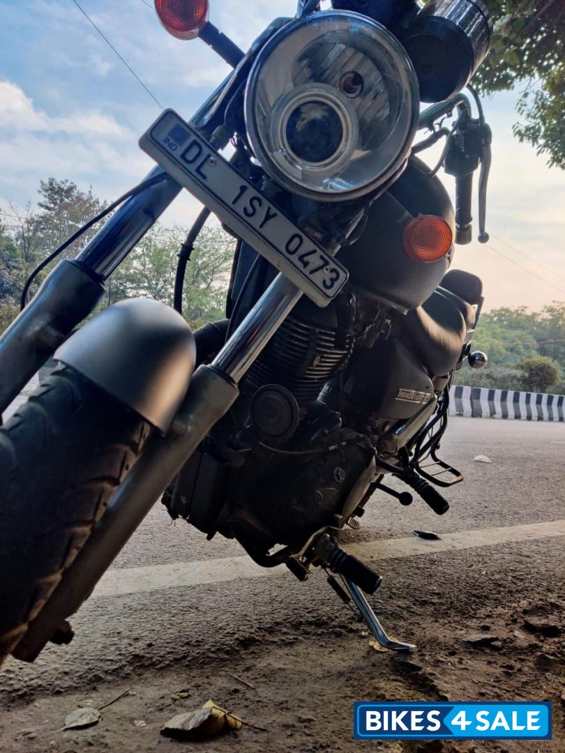 Black Royal Enfield Thunderbird 350 Black Royal Enfield Thunderbird 350
