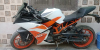 White KTM RC 200