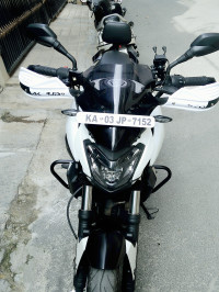 Moon White Bajaj Dominar 400