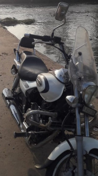 White Bajaj Avenger Cruise 220 BS6