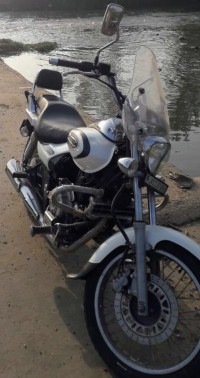 White Bajaj Avenger Cruise 220 BS6