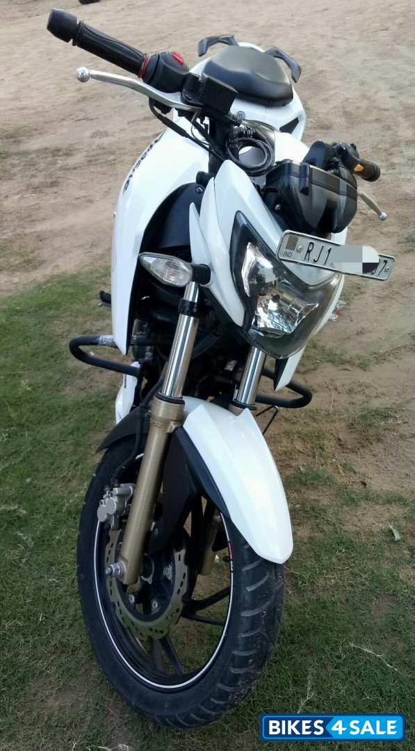 White TVS Apache RTR 200 4V White TVS Apache RTR 200 4V
