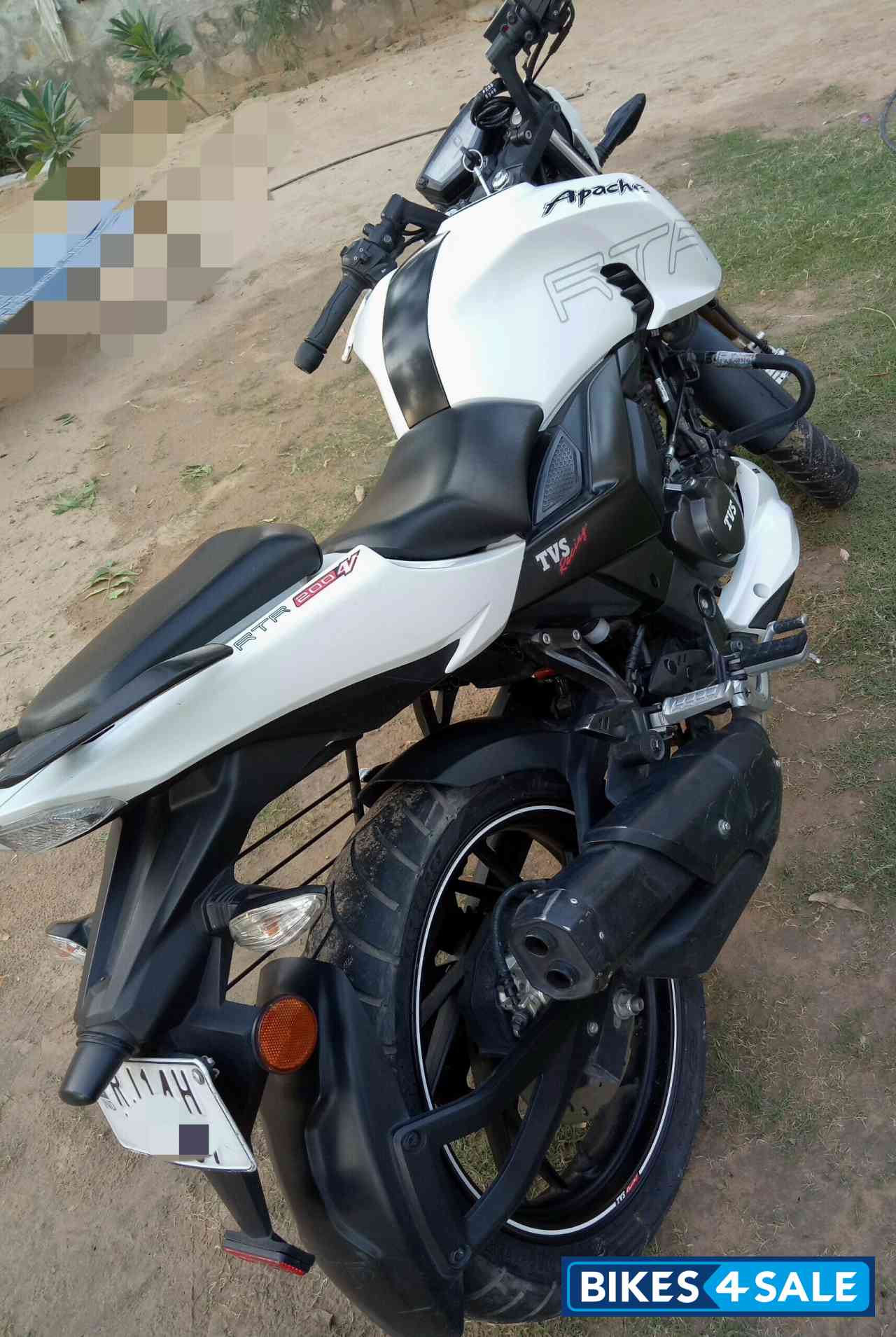 White TVS Apache RTR 200 4V White TVS Apache RTR 200 4V