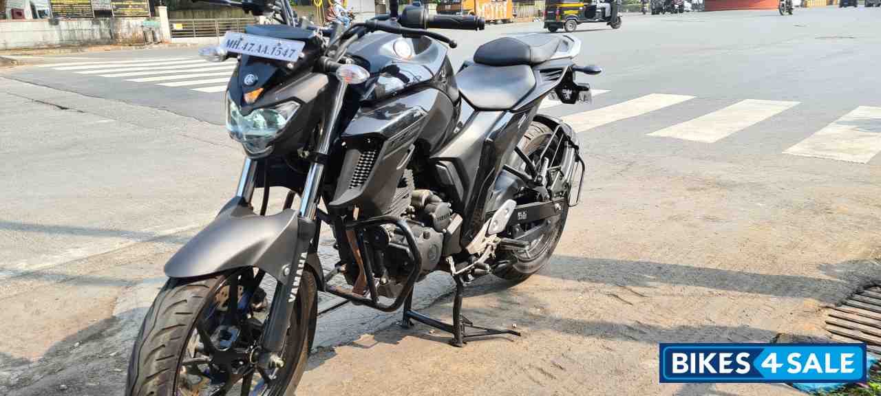 Black Yamaha FZ25