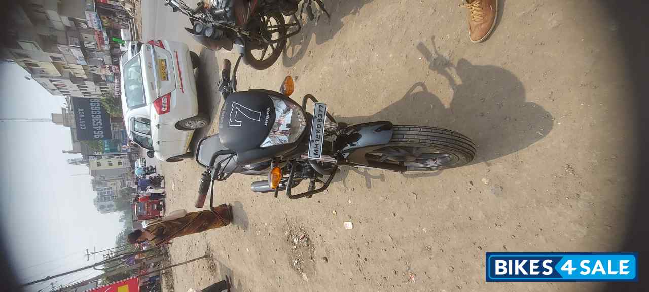 Black Honda CB Hornet 160R Black Honda CB Hornet 160R