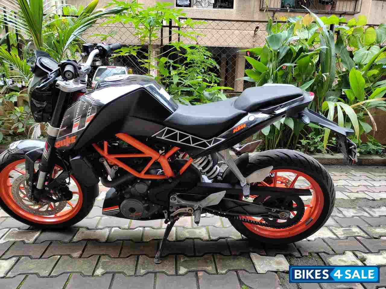 Black KTM Duke 390