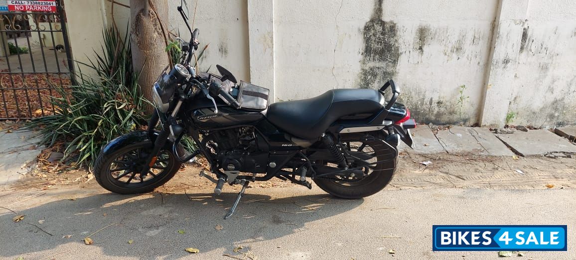 Black Bajaj Avenger Street 160 BS6