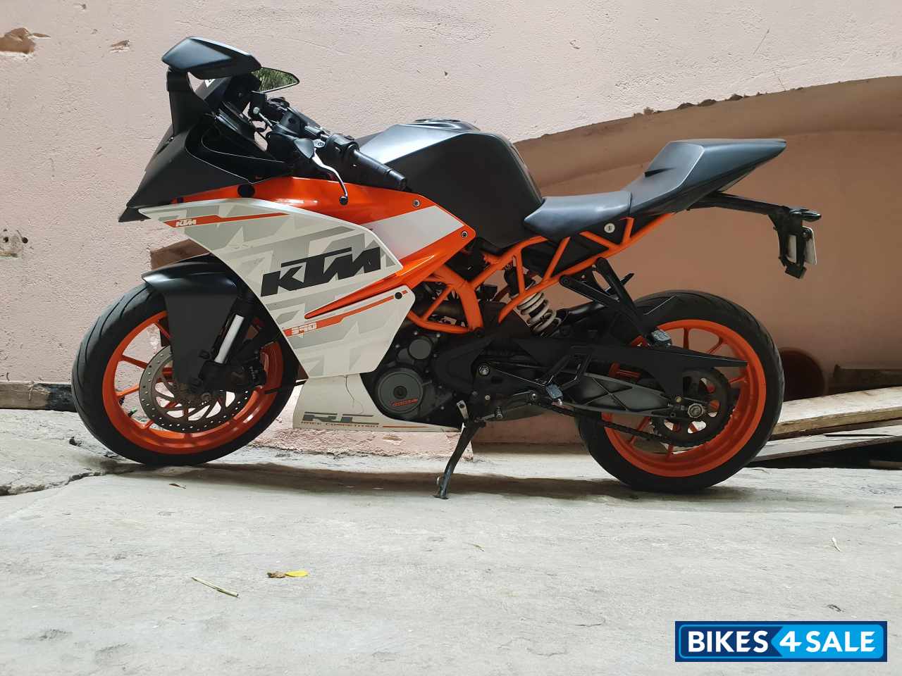 White KTM RC 390 White KTM RC 390