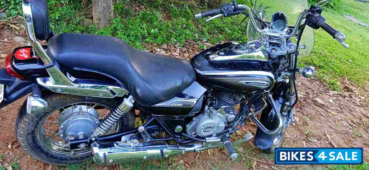 Aurburn Black Bajaj Avenger 220 DTS-i Aurburn Black Bajaj Avenger 220 DTS-i