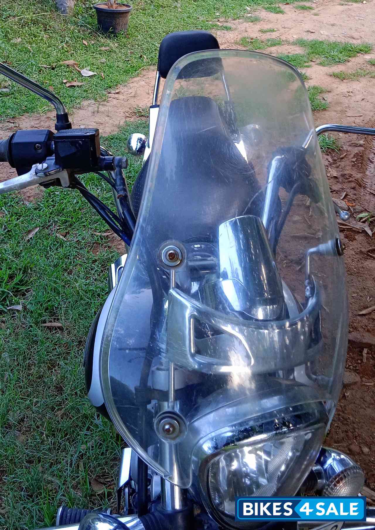 Aurburn Black Bajaj Avenger 220 DTS-i Aurburn Black Bajaj Avenger 220 DTS-i