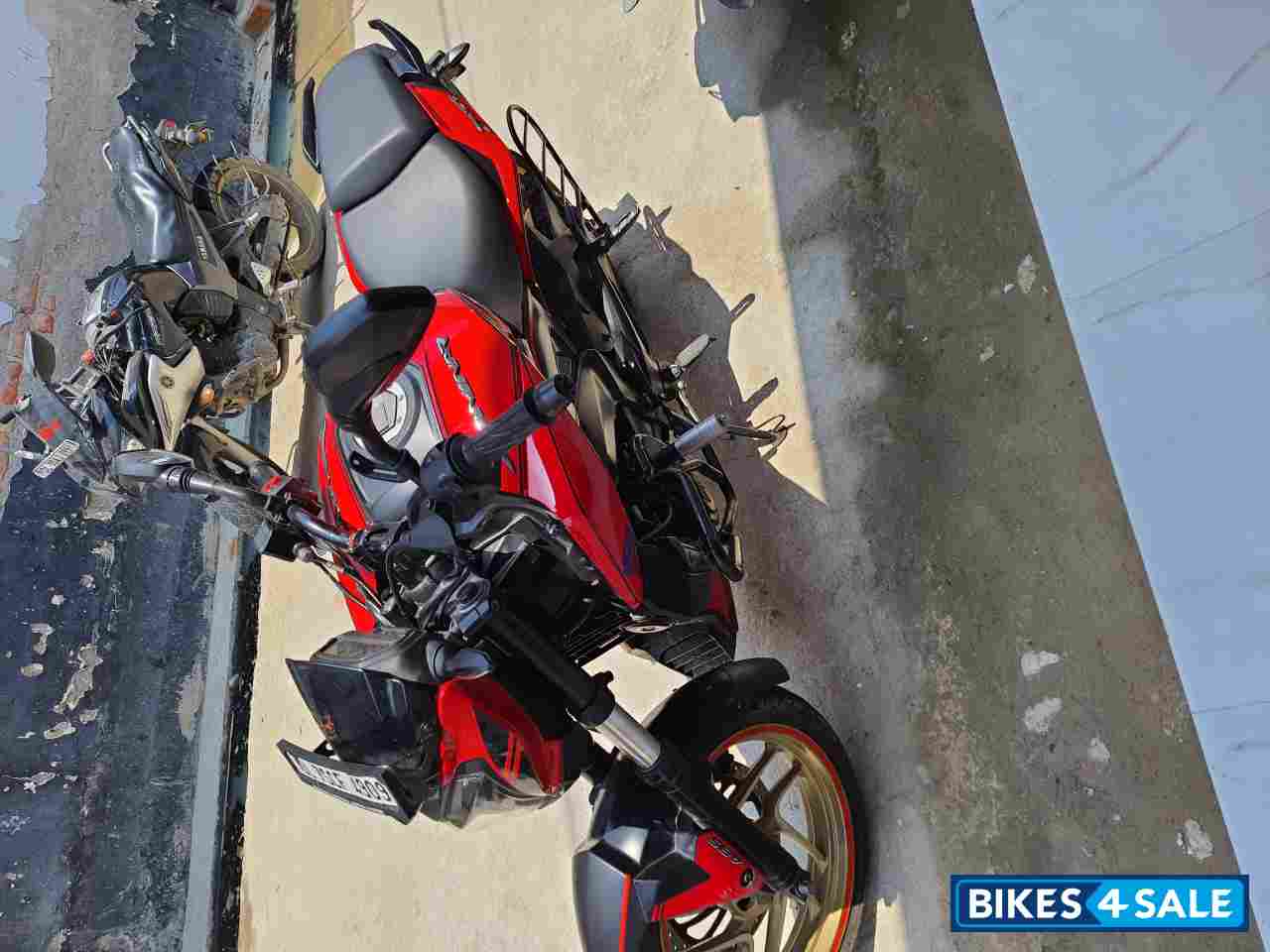 Red Bajaj Dominar 400 Disc