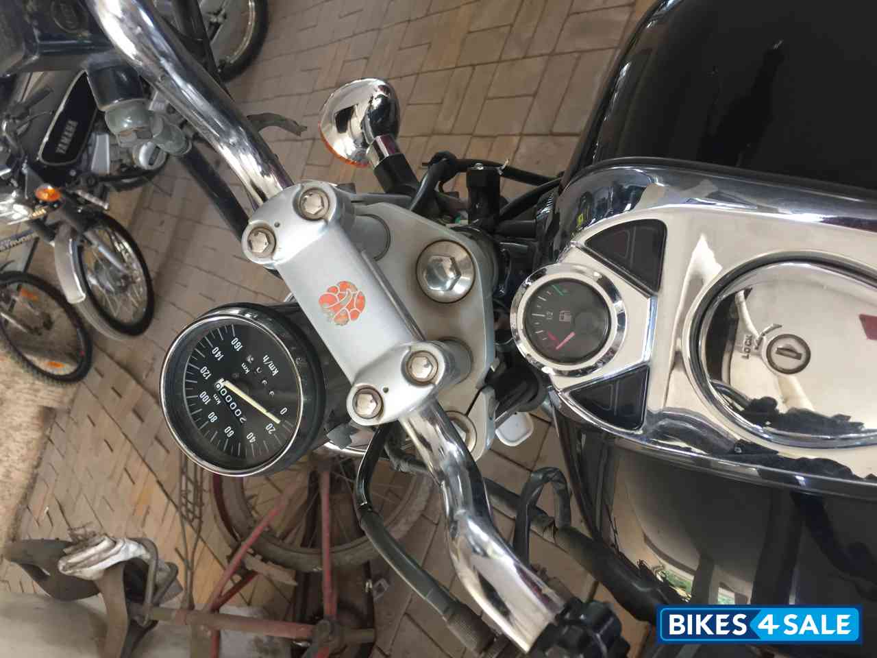 Midnight Black Bajaj Avenger 220 DTS-i