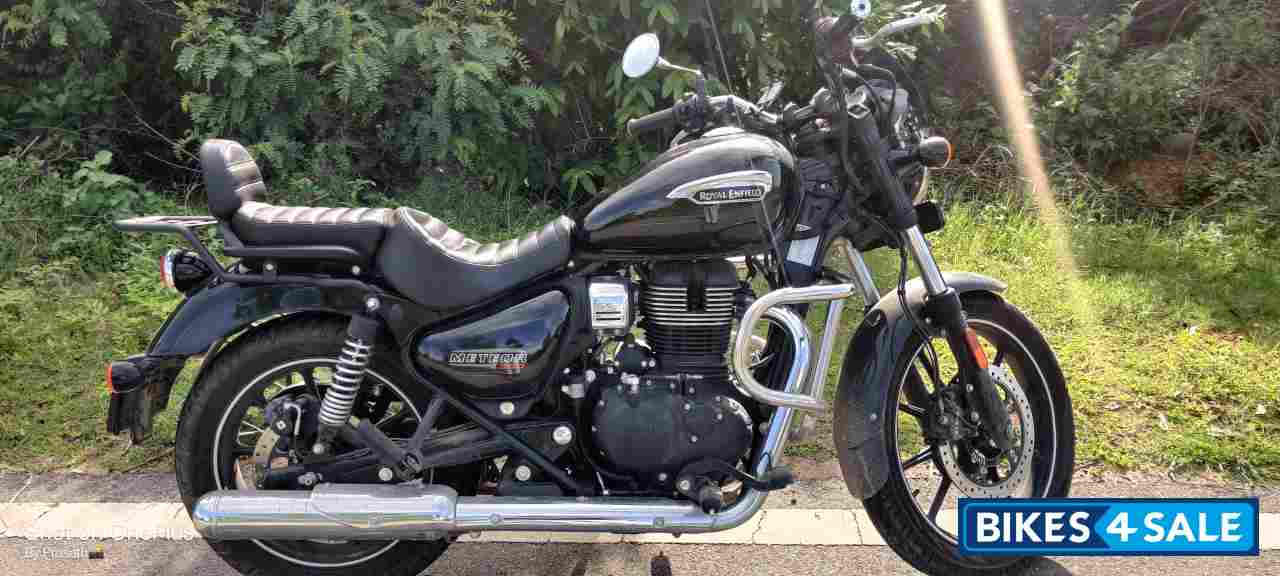 Glossy Black Royal Enfield Meteor 350 Stellar