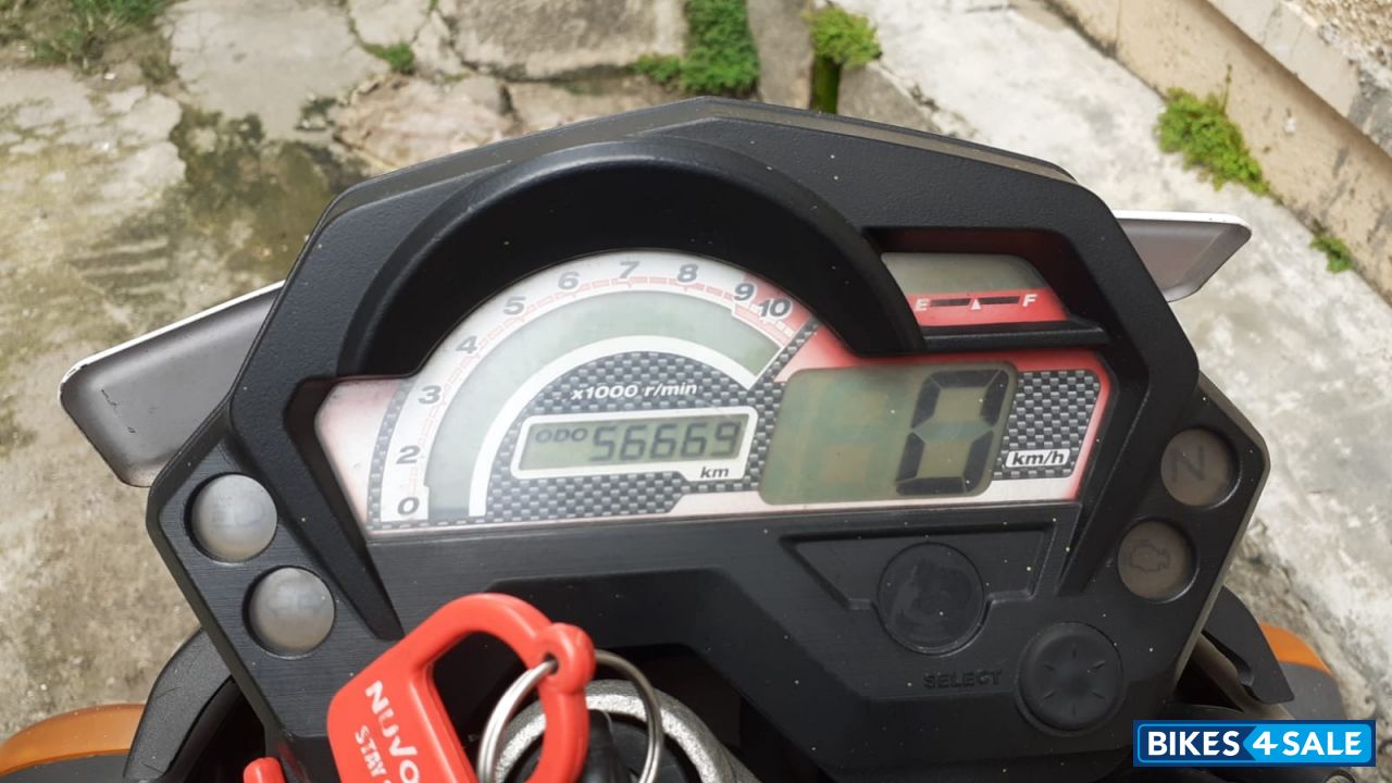 White Yamaha FZ16 White Yamaha FZ16