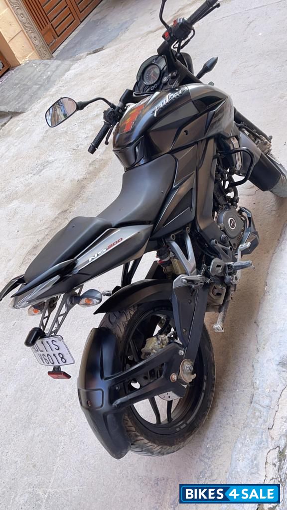 Black Bajaj Pulsar NS 200 BS6