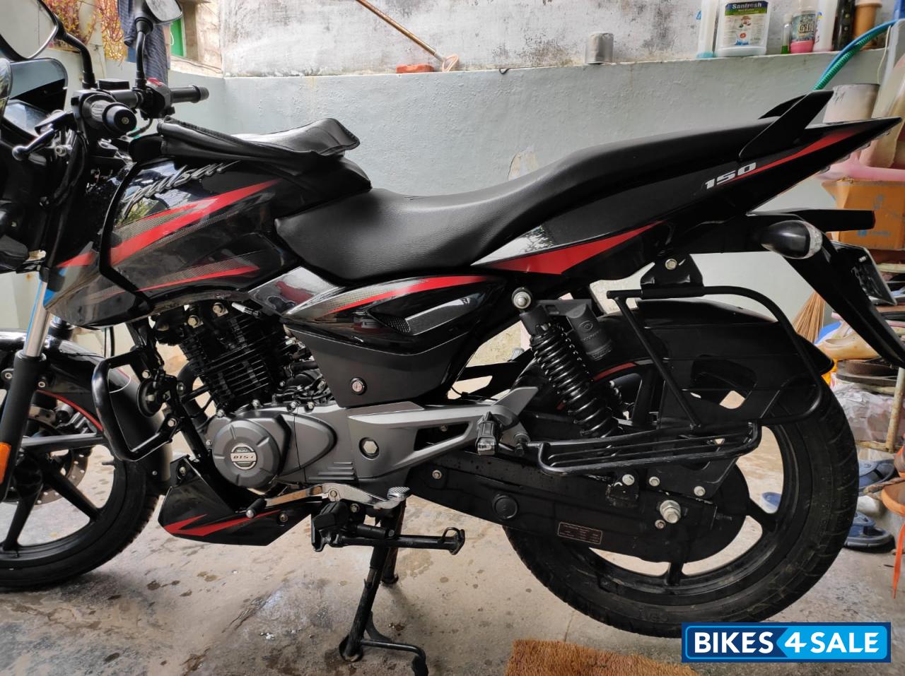 Black Bajaj Pulsar 150 BS6 Black Bajaj Pulsar 150 BS6