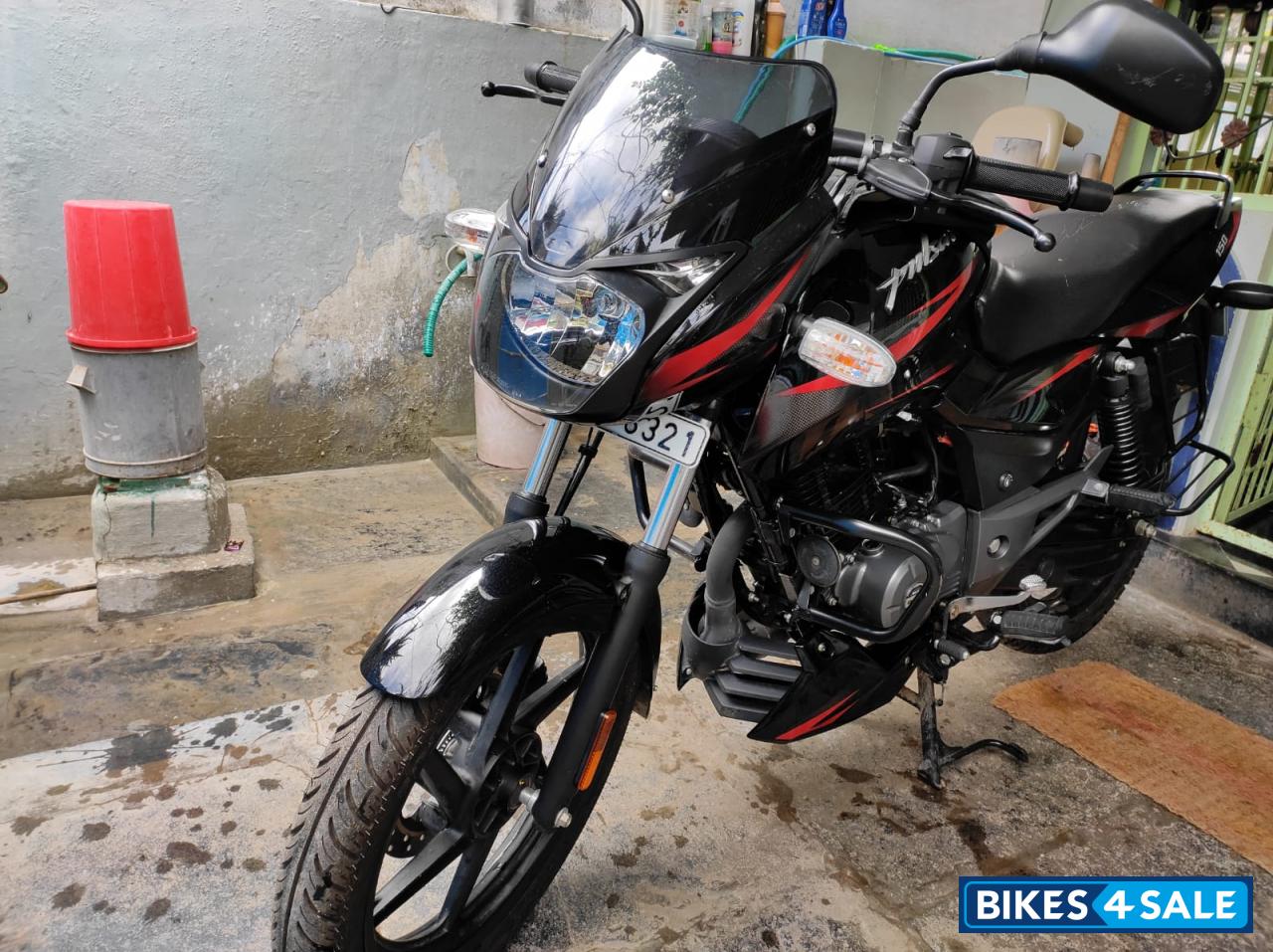 Black Bajaj Pulsar 150 BS6 Black Bajaj Pulsar 150 BS6