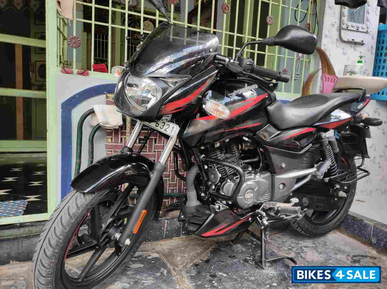 Black Bajaj Pulsar 150 BS6 Black Bajaj Pulsar 150 BS6