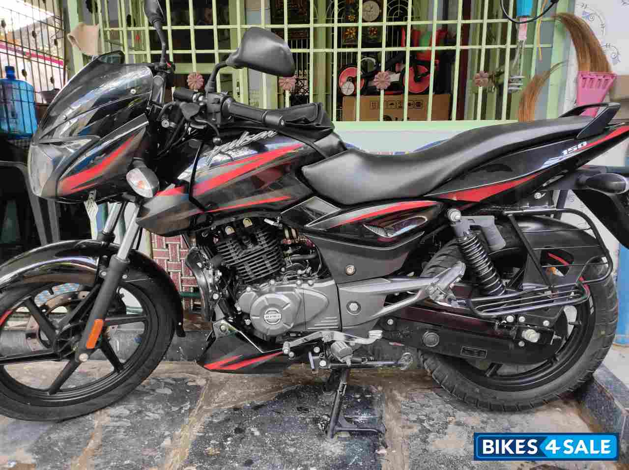 Black Bajaj Pulsar 150 BS6 Black Bajaj Pulsar 150 BS6