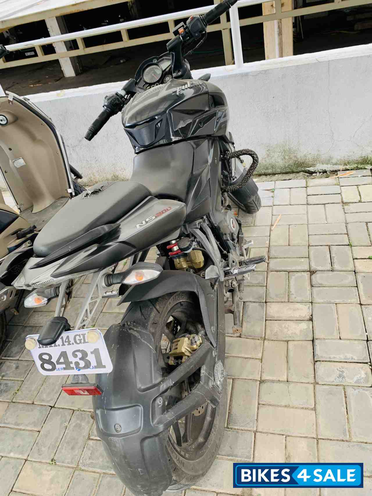 Black Bajaj Pulsar 200 NS Black Bajaj Pulsar 200 NS