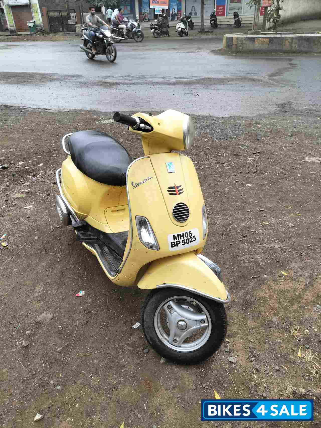 Yellow Vespa LX 125