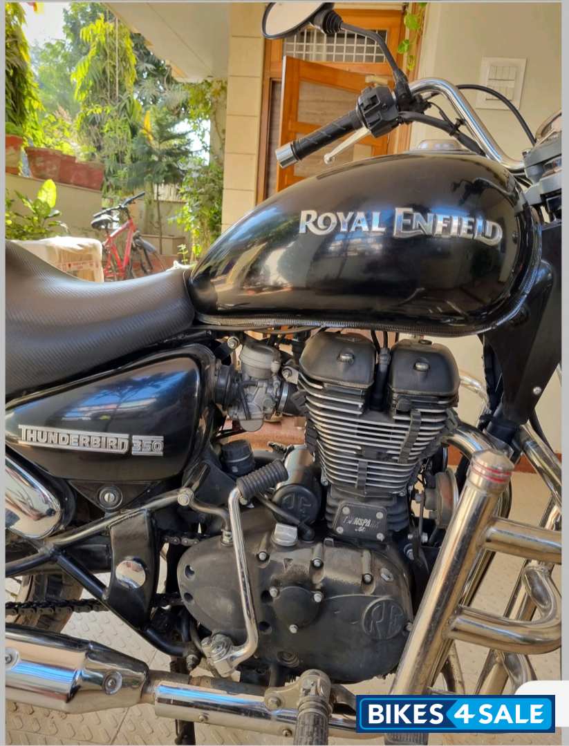 Black Royal Enfield Thunderbird 350 Black Royal Enfield Thunderbird 350