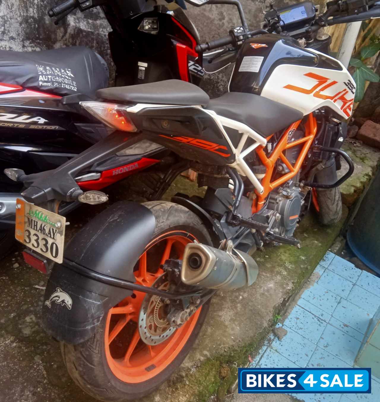 White KTM Duke 390 White KTM Duke 390