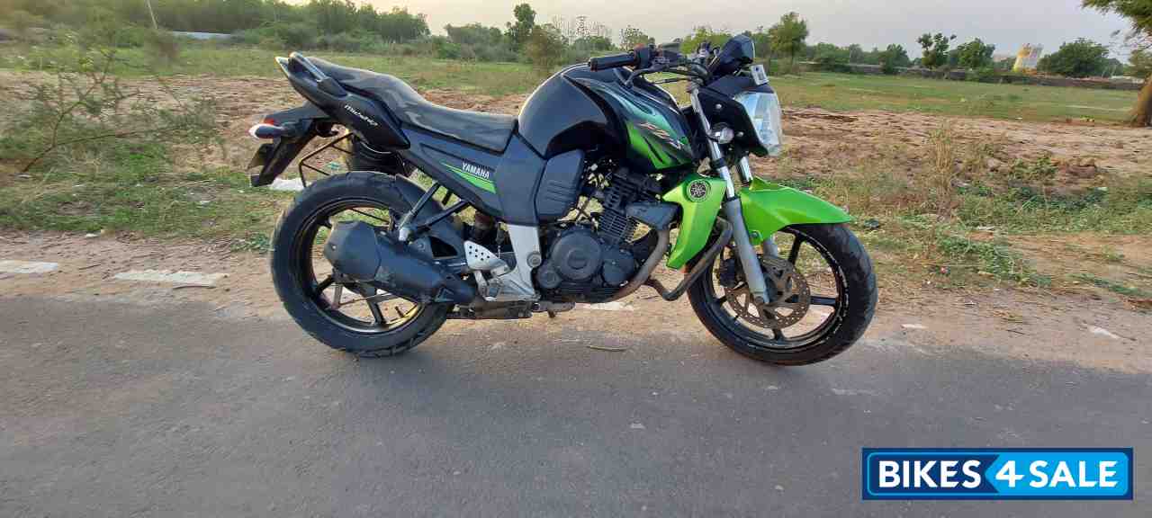 Green & Black Yamaha FZ16 Green & Black Yamaha FZ16
