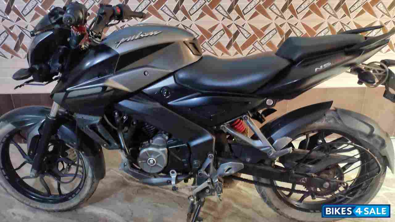 Dual Tone Bajaj Pulsar NS 160 Dual Tone Bajaj Pulsar NS 160