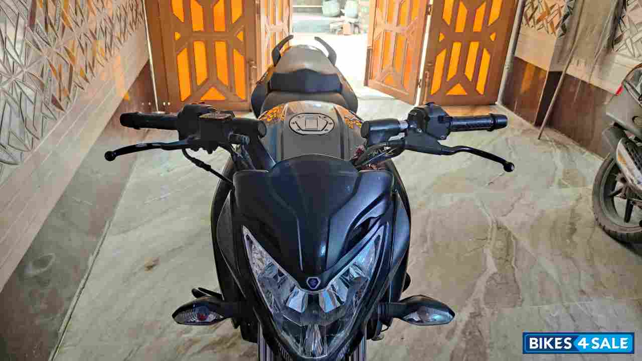 Dual Tone Bajaj Pulsar NS 160 Dual Tone Bajaj Pulsar NS 160