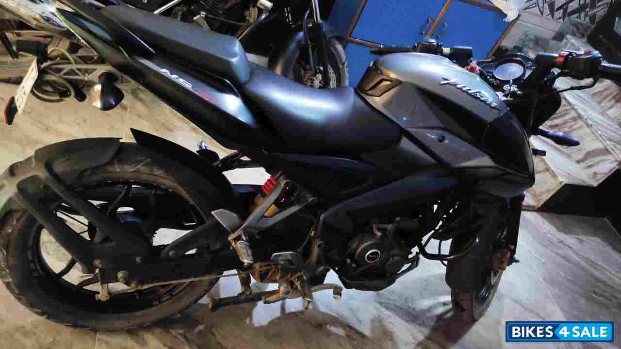 Dual Tone Bajaj Pulsar NS 160 Dual Tone Bajaj Pulsar NS 160