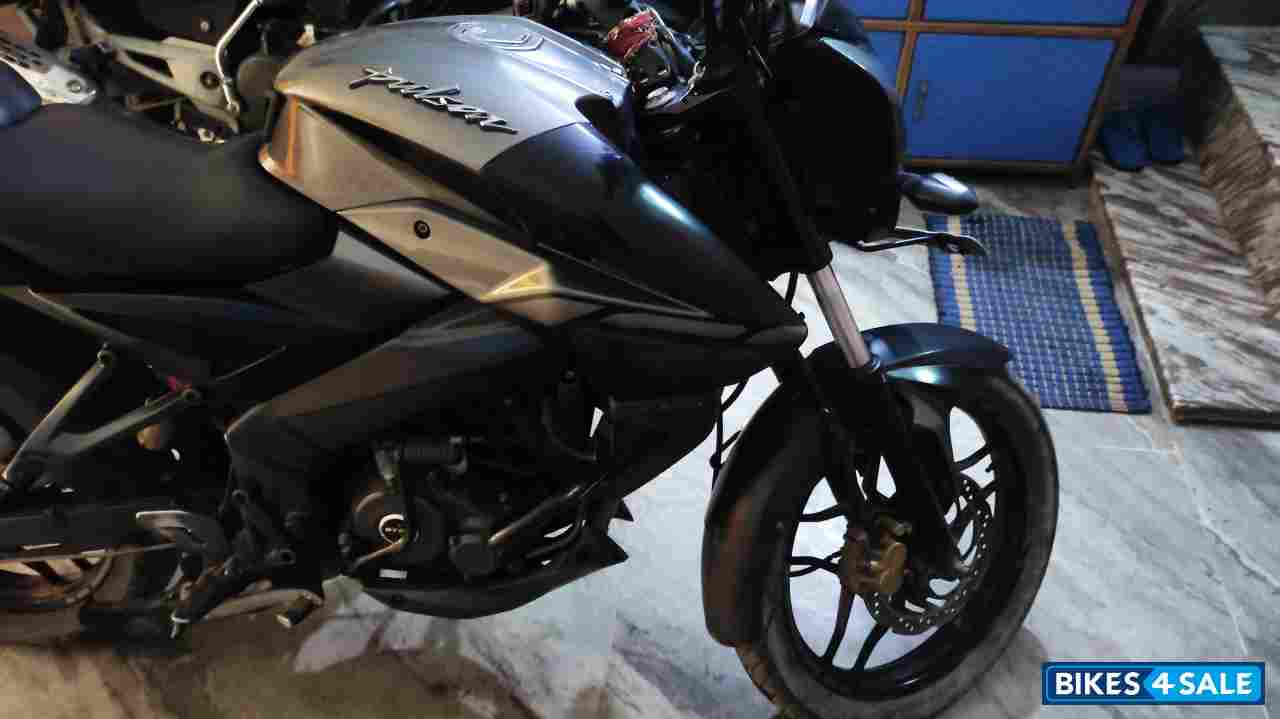 Dual Tone Bajaj Pulsar NS 160 Dual Tone Bajaj Pulsar NS 160